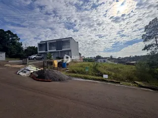 Fachada de uma residência em Lajeado, Brasil, com área de terra no primeiro plano.