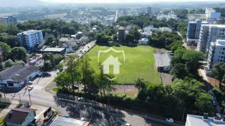 Vista aérea de uma propriedade em Lajeado, Brasil, mostrando um grande gramado.