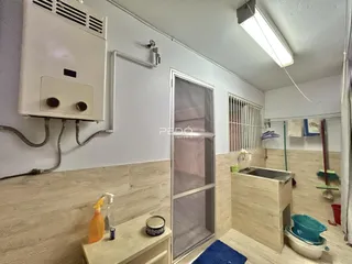 Interior de um cômodo com piso de madeira clara e janela de vidro.