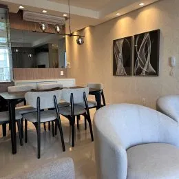 Foto da sala de estar mostrando o ambiente com sofá e decoração nas paredes.