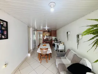 Ambiente interno com piso de cerâmica e paredes brancas em uma residência.