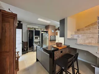 Interior de uma sala de estar com cozinha aberta em Lajeado, Brasil.