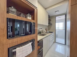 Vista de uma cozinha moderna com armários e portas de vidro.
