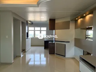 Hall de entrada com piso de porcelanato e iluminação clara.