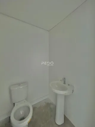 Foto de um banheiro com vaso sanitário e pia em um imóvel.