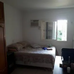 Quarto com cama e janela em um imóvel.