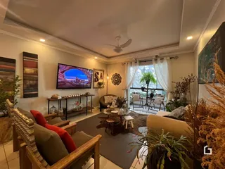 Sala de estar com decoração rústica e móveis de madeira.