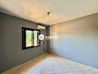 Hall de entrada com piso de cerâmica e janela com vista para o exterior.