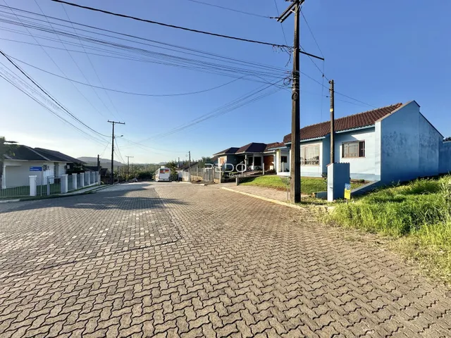 Vista da rua e casas em Lajeado, Brasil.