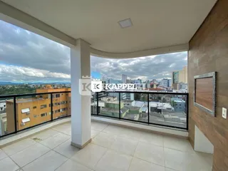 Vista panorâmica da cidade de Lajeado observada de um terraço com piso de cerâmica.