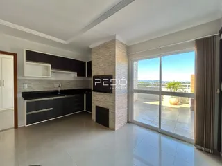 Sala de estar com portas de vidro que dão vista para o exterior.