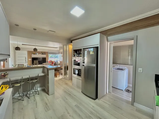 Interior de uma sala de estar e cozinha em um imóvel no Brasil.