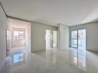 Sala de estar ampla com piso de porcelanato polido e paredes brancas.