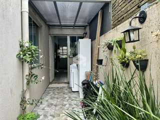 Passagem externa com parede e jardim em Lajeado, Brasil.