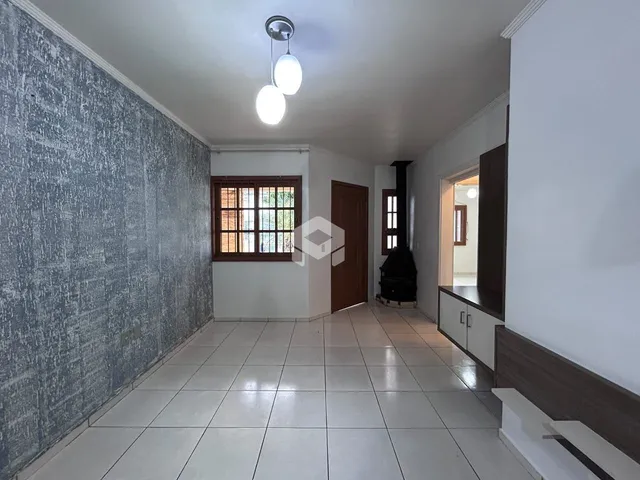 Corredor interno com piso de cerâmica e parede texturizada.