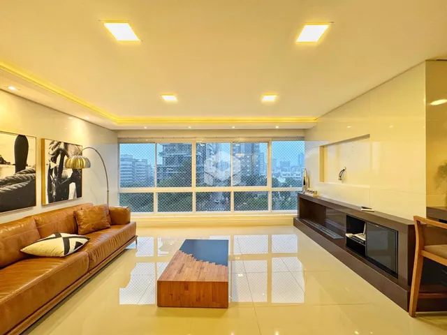 Sala de estar com grande janela e piso claro em um imóvel em Lajeado.