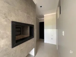 Hall de entrada com parede texturizada e nicho decorativo.