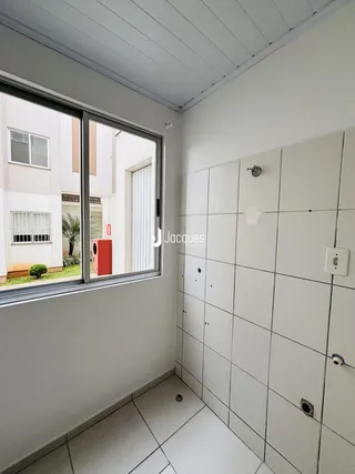 Hall de entrada com janela de grande porte em uma residência.