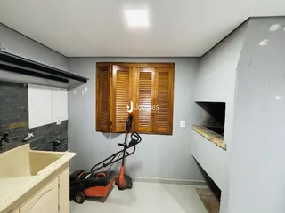 Interior de um cômodo com armários de madeira e parede cinza.