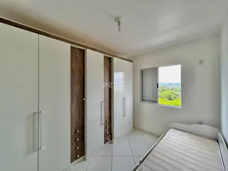 Quarto com armários embutidos e janela de vista para o exterior.