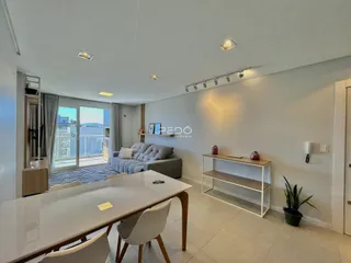 Sala de estar com vista para a cidade e área de jantar em um imóvel no Brasil.