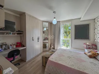 Quarto com armário e janela em um imóvel no Brasil.