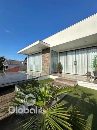 Fachada moderna de uma residência com área externa em Lajeado.
