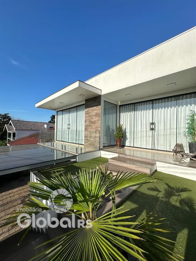 Fachada moderna de uma residência com área externa em Lajeado.
