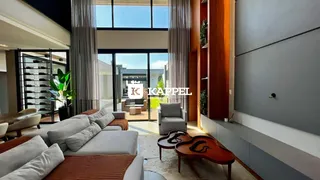 Sala de estar com sofá grande e vista para o exterior.