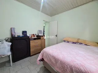 Quarto com cama e armário em ambiente interno.