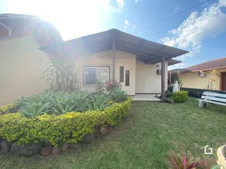 Fachada de uma casa em Lajeado com jardim gramado.