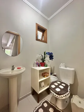 Foto de um banheiro com pia e vaso sanitário decorado.