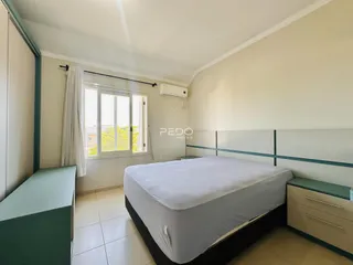 Quarto com janela e cama em um imóvel no Brasil.