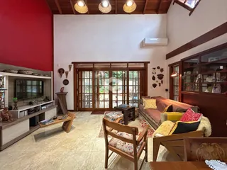 Sala de estar com piso de cerâmica e portas de madeira.