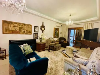 Sala de estar com decoração clássica e móveis de couro.