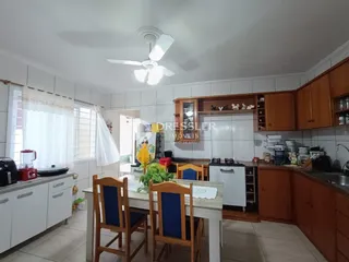 Imagem de uma cozinha e sala de jantar em um imóvel no Brasil.