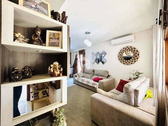 Foto de uma sala de estar com decoração moderna e estantes de madeira.