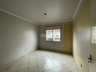 Vista interna de um cômodo com piso de cerâmica e janela.