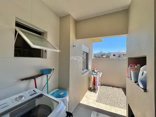 Interior de uma área com janela e acesso a um pátio externo.