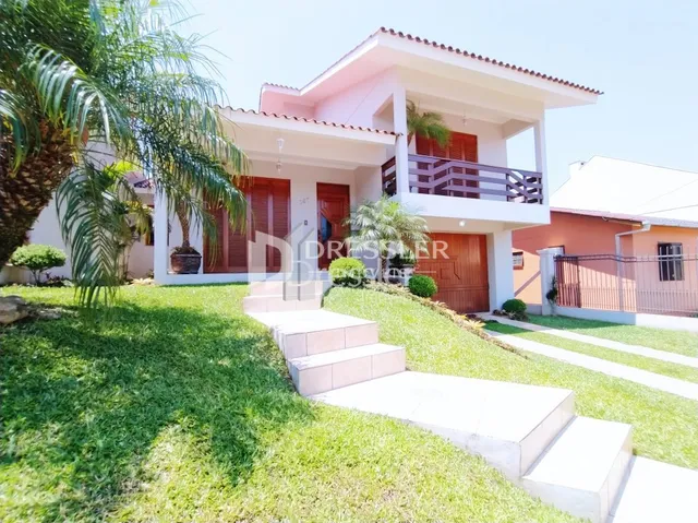Fachada de uma casa em Lajeado, Brasil, com jardim e varanda.