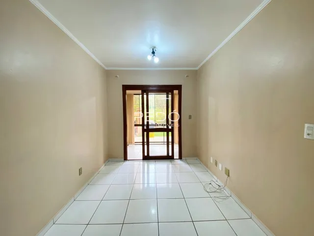 Corredor interno com piso de cerâmica e paredes claras.