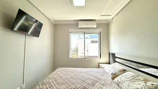 Quarto com cama e janela em um imóvel.
