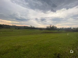 Paisagem de campo verde sob um céu nublado.