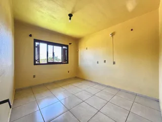 Sala de estar com piso de cerâmica e janela.