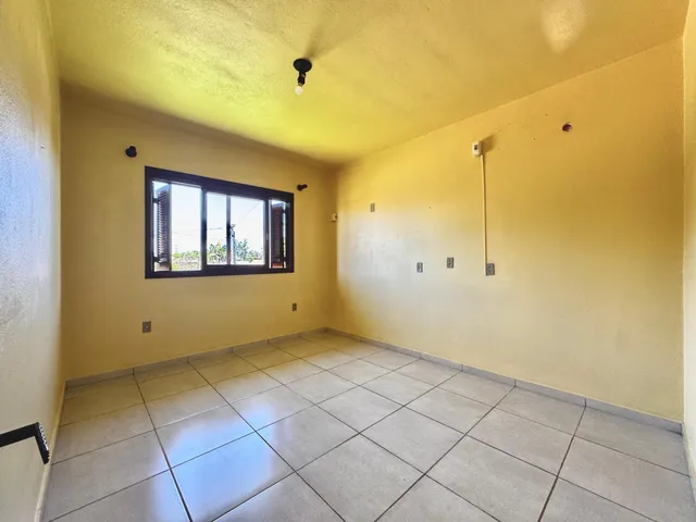 Sala de estar com piso de cerâmica e janela.