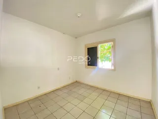Foto de um cômodo interno com piso de cerâmica e janela.