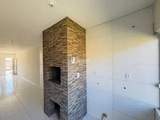 Hall de entrada com parede de pedra aparente em um imóvel no Brasil.