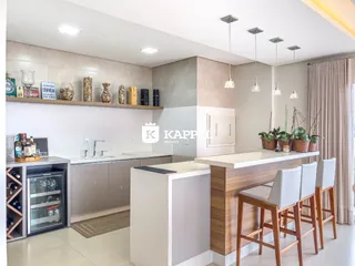 Foto de uma cozinha moderna com bancada e armários em um imóvel.