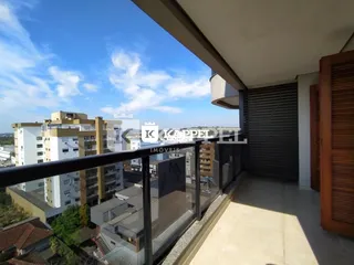 Vista externa de um terraço com grade de segurança em um edifício.