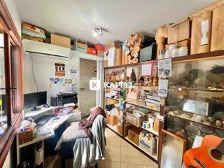 Foto de um escritório com mesa de trabalho e estantes em um imóvel no Brasil.